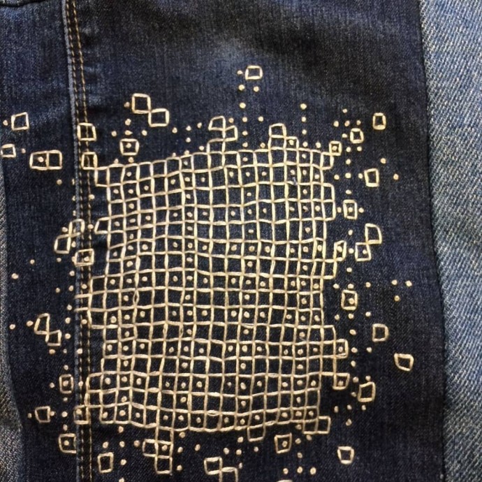 ​Украшаем джинсовые вещи простой вышивкой