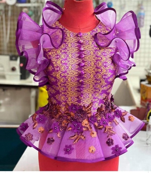 Блузы оригинального кроя с вышивкой