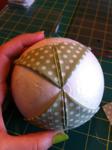​Идеи украшения ёлочных шаров кусочками ткани