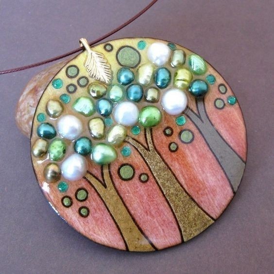 Кулоны с перламутровыми камешками