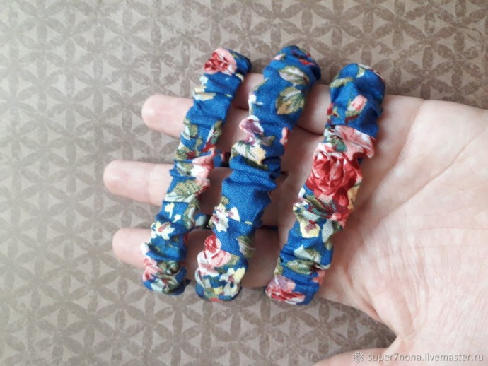 Широкий браслет из ткани и бусин