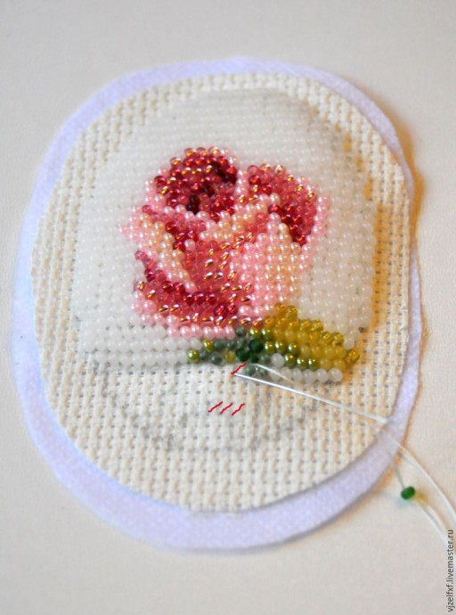 Маленькая брошь с вышивкой