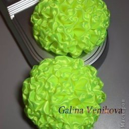 ​Пышный бант из атласной ленты