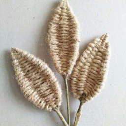 Декоративные листики из веточек и шпагата