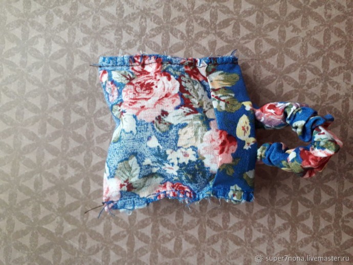 Широкий браслет из ткани и бусин