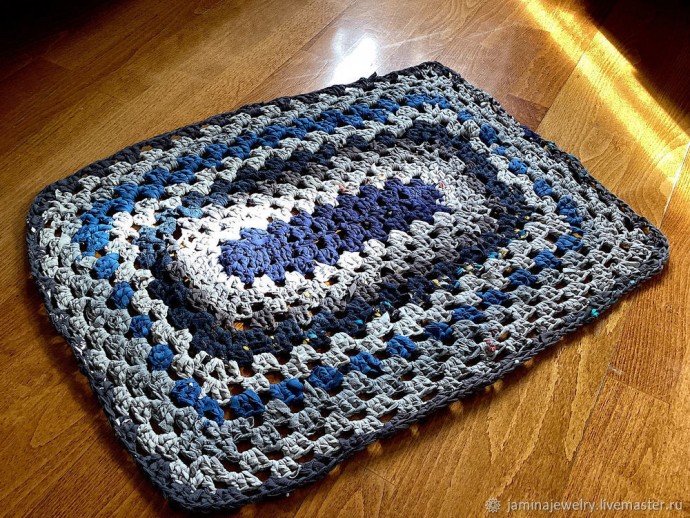 Коврик из старой одежды Коврик из старой одежды