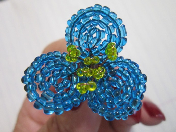 Роскошная фиалка из бисера