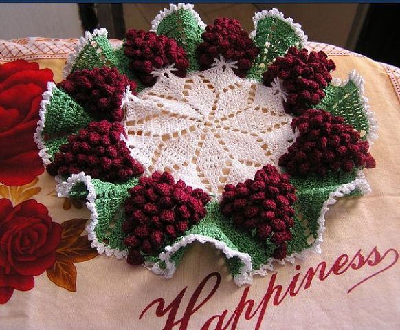 Салфетка виноградная гроздь, вязанная крючком крючком