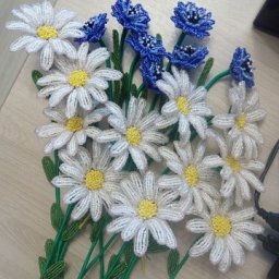 Замечательная цветочная композиция из бисера