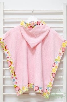 Простые детские халаты с капюшоном