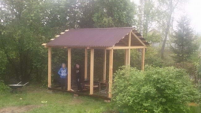 Строительство красивой беседки с двускатной крышей из шифера своими руками