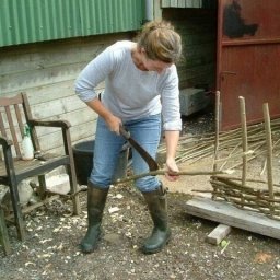 Плетеный забор из лозы своими руками