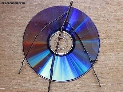 Поделка из солёного теста в виде веточки рябины