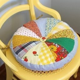 Подушка из лоскутков ткани