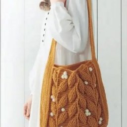 ​Вместительная вязаная сумочка