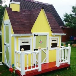 ​Домик для ребенка во дворе