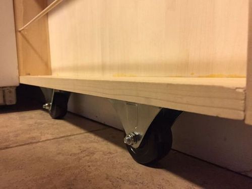 Интересная идея для кухни: выдвижная полка за холодильником