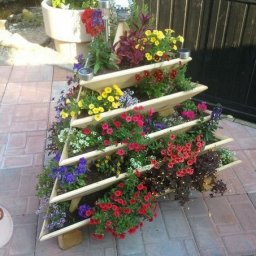 ​Треугольная многоярусная клумба