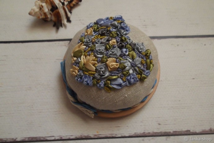 Игольница с вышивкой