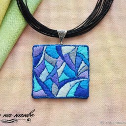 Колье с вышитым гладью кулоном