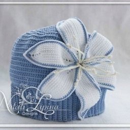 Вяжем крючком шапочку с цветком