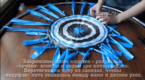 Коврик из мусорных пакетов