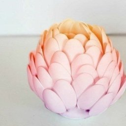 Вазочка из обрезанных пластиковых ложек