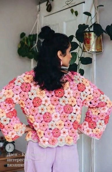 Пуловер из объёмных цветочков
