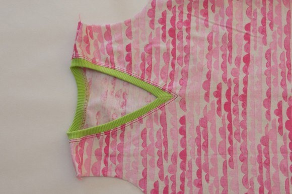 Обработка V-образного выреза на трикотаже