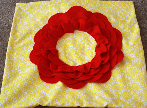 Декоративная подушка с цветком из фетра