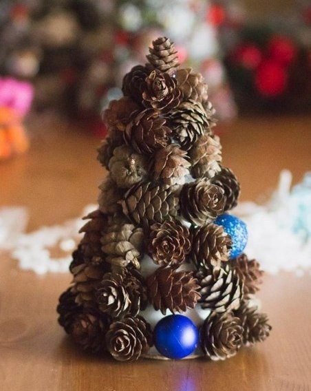 Новогодняя ёлочка из шишек