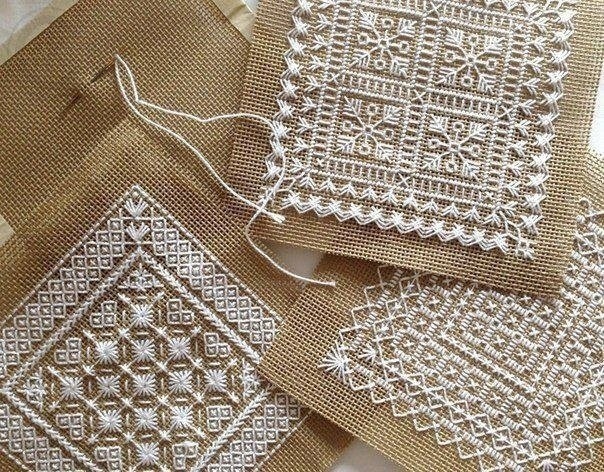 Салфетки или подушечки с квадратной вышивкой