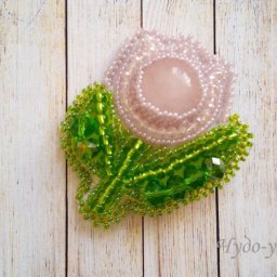 Брошь-тюльпан из бисера и розового кварца