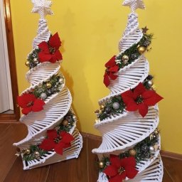 ​Нарядные ёлочки из газетных трубочек