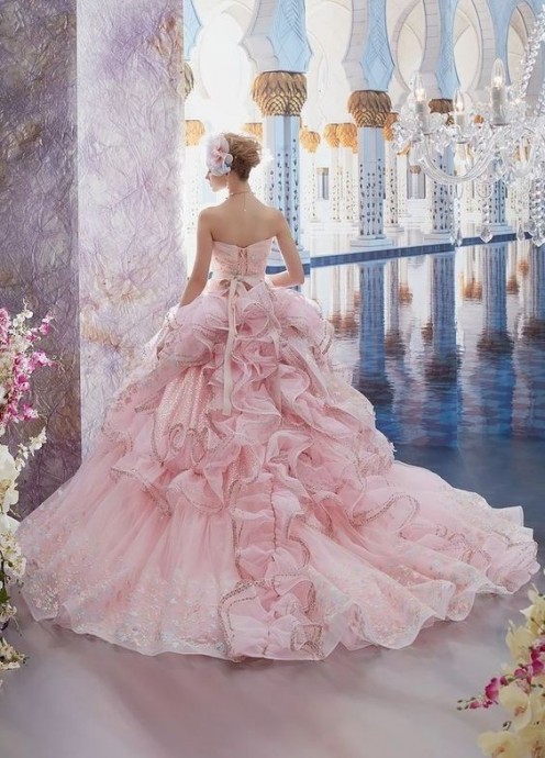 ​Необычные платья для торжественных мероприятий