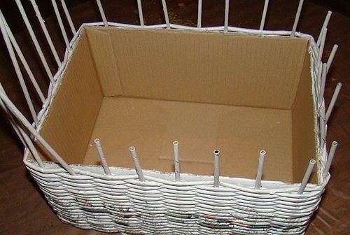 Плетём корзинку из газетных трубочек