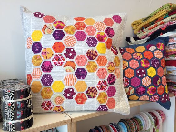 Подушки с красивыми лоскутными узорами