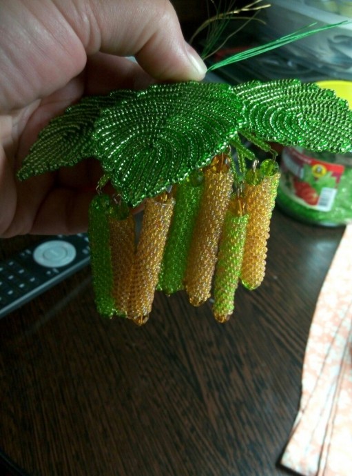 ​Нарциссы и ветка ольхи из бисера