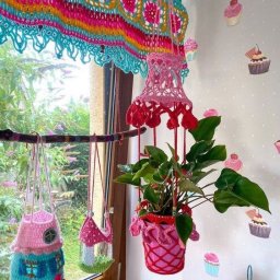 ​Идеи ярких разноцветных вязаных штор