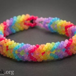 Яркий браслет из бисера