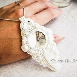 Нарядный и нежный кулон в технике вышивки бисером