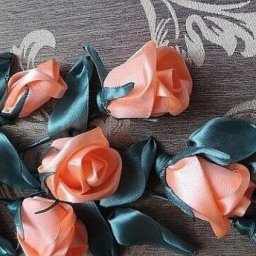 ​Нежные розы из атласных лент