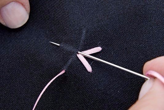 Объемная вышивка: розочка лентой