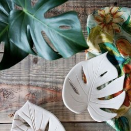 Тарелка из полимерной глины в форме листа монстеры