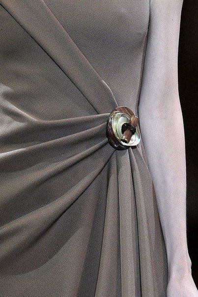 Технология обработки складок на платье от Armani