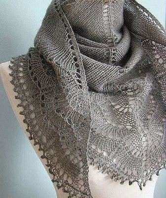 Бактус или шарф, связанный в виде треугольника