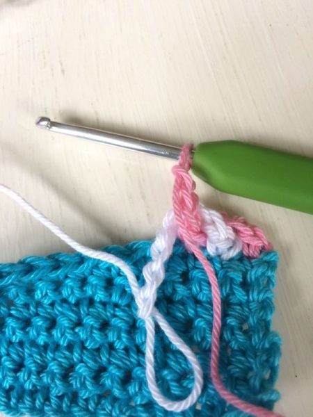 Двухцветная обвязка края крючком
