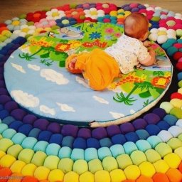 Разноцветный коврик из трикотажа