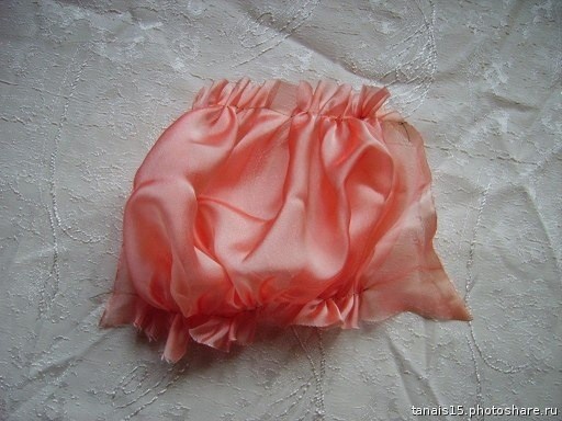 Розы из остатков органзы и атласа Розы из остатков органзы и атласа