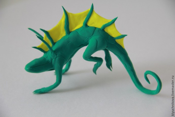 Лепим чудесного интерьерного дракончика из бархатного пластика